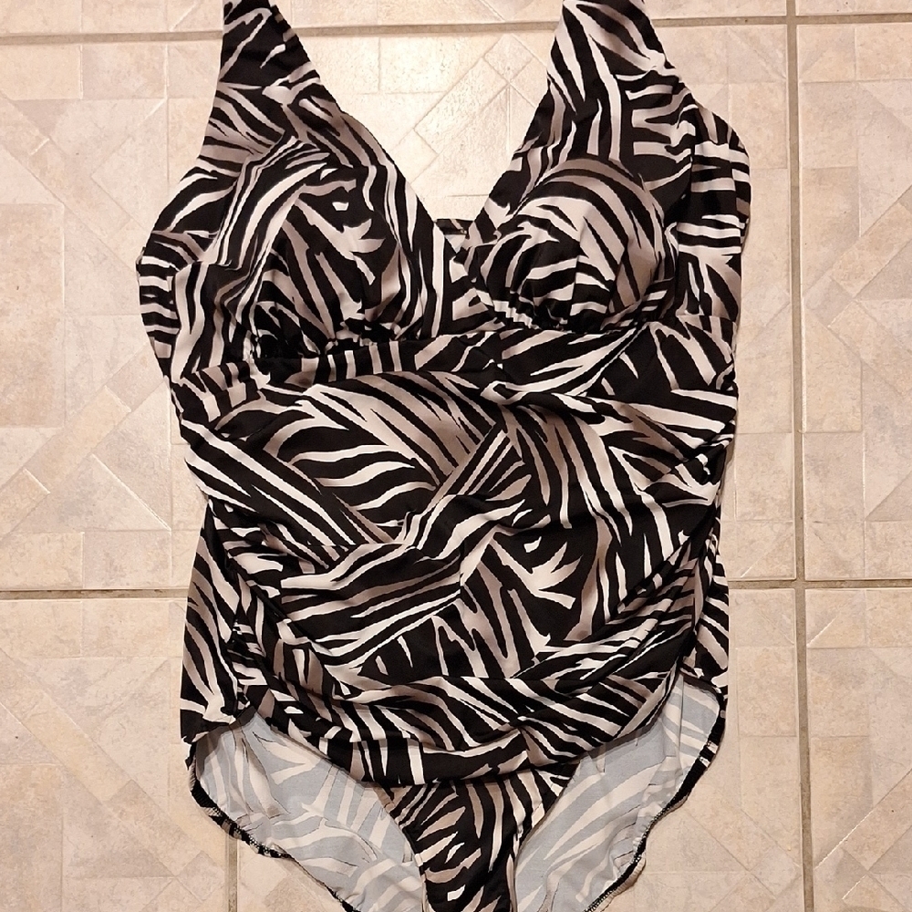 t Womens Miracle Suit Built In Bra One Piece Swimsuit Size 24W